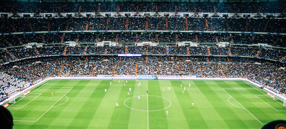 足球教练在战术板前讲解比赛策略，周围是专注的球员